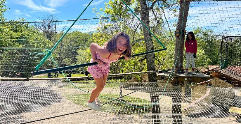 Accrobranche en famille au Domaine de la Dombes pendant les vacances d'été