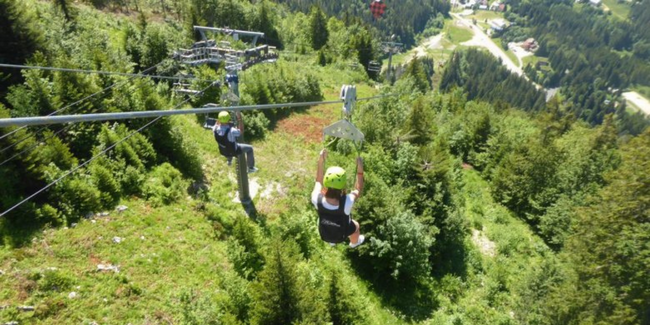 Retenez votre souffle pendant la descente de la tyrolienne géante de la Station Monts Jura !