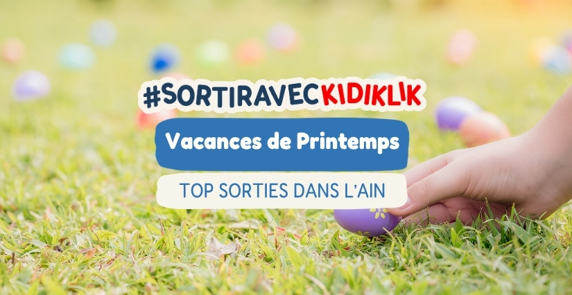 Main d'enfant tenant des œufs décorés sur une pelouse au printemps, illustration pour les sorties famille vacances de Pâques 2026 dans l'Ain