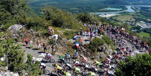 Vivre une étape du Tour de France, spectacle sportif et animations pour toute la famille, au Grand Colombier