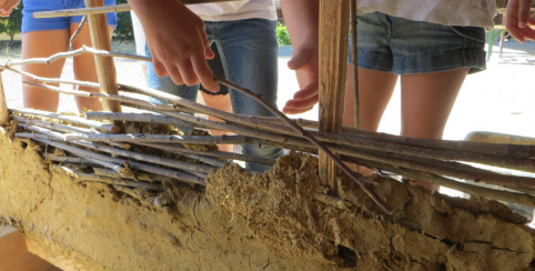 Atelier torchis en famille à l'Ecomusée Maison de Pays en Bresse près de Bourg-en-Bresse