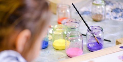 Peinture sur soie : atelier enfant en famille au musée des Soieries Bonnet, près de Cerdon