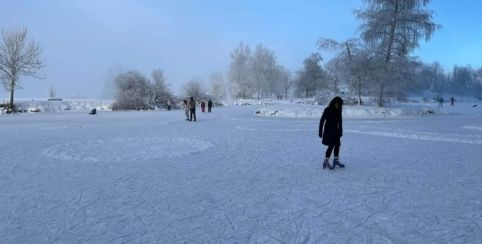 Patin à glace, luge et ski de fond en famille près de Nantua