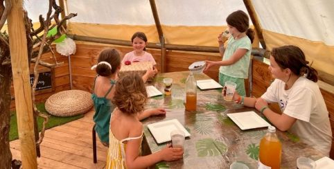 Anniversaire enfant sous le tipi au Domaine de la Dombes à 15 min de Villars-les-Dombes