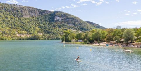 Base de loisirs et baignade à l'Ile Chambod, à 20 min de Bourg-en-Bresse