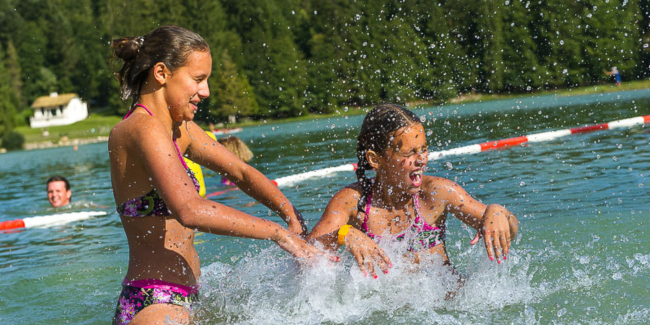 Baignade en plein-air au lac Genin, près d'Oyonnax