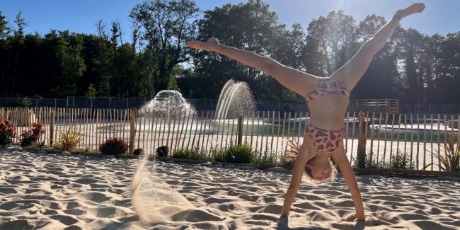 Venez profiter de la nouvelle piscine lagon avec sa plage de sable au Domaine de la Dombes