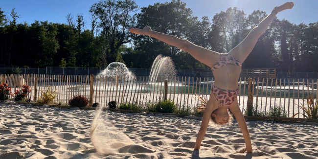 Venez profiter de la nouvelle piscine lagon avec sa plage de sable au Domaine de la Dombes 