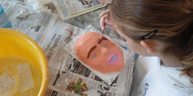 Atelier enfant masque de théâtre au musée archéologique d'Izernore, près d'Oyonnax