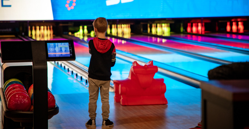 Aller au bowling avec un enfant, c'est possible ! Sortie en