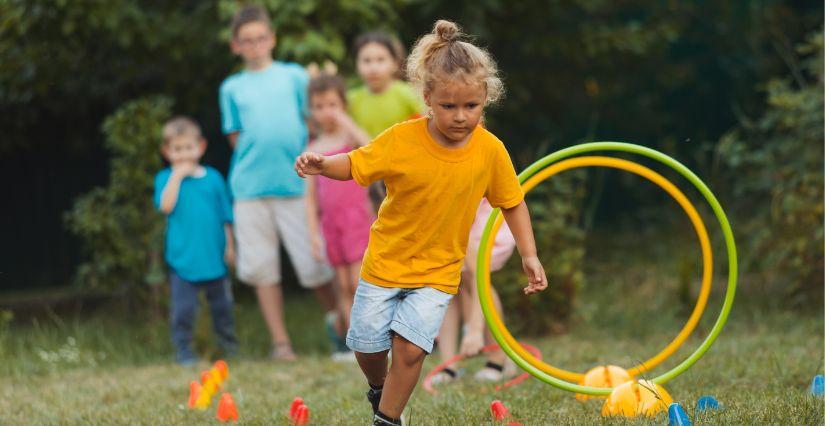 Ateliers jeux de plein air pour les enfants au musée du Bugey Valromey, près de Belley