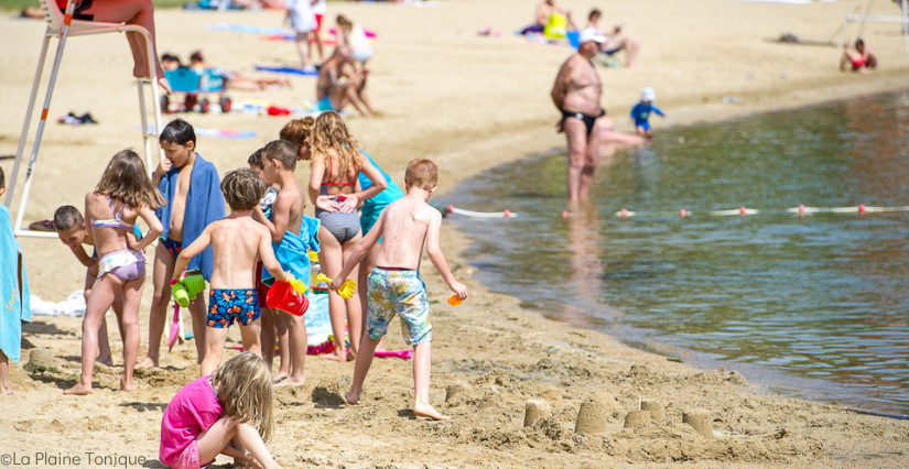 Réouverture de la plage pour s'amuser dans l'eau à La Plaine Tonique, près de Bourg-en-Bresse