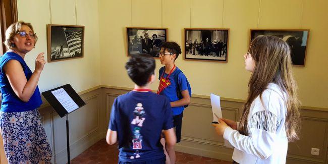 Visite ludique pour les enfants de l'expo photos Raymond Depardon « le Bonheur est dans l'image » à l'abbaye d'Ambronay 