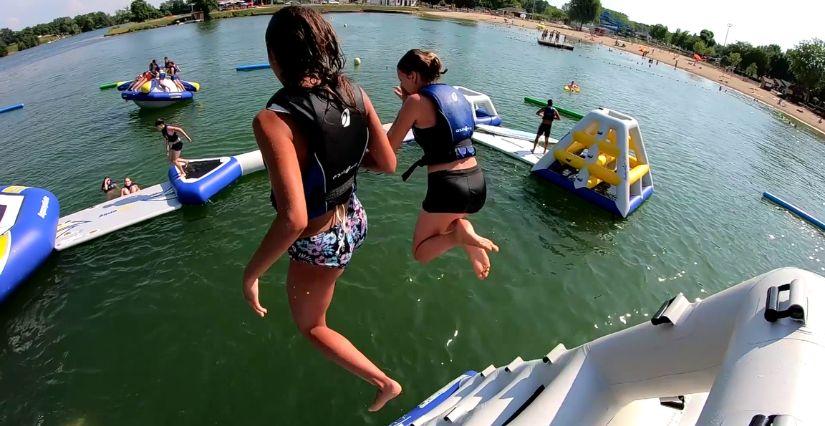 Aquafolies à la Plaine Tonique : le parc aquatique géant pour s’éclater tout l’été en famille dans l'Ain