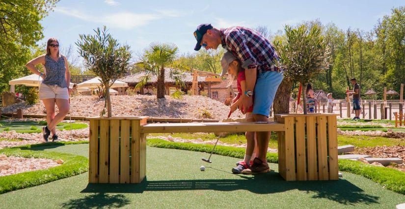 Mini-golf en famille au Domaine de la Dombes – Été 2025