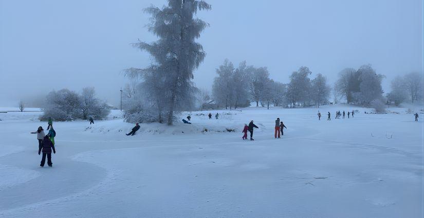 Patin à glace sur le lac gelé à Lalleyriat : glisse en famille dans le Haut-Bugey