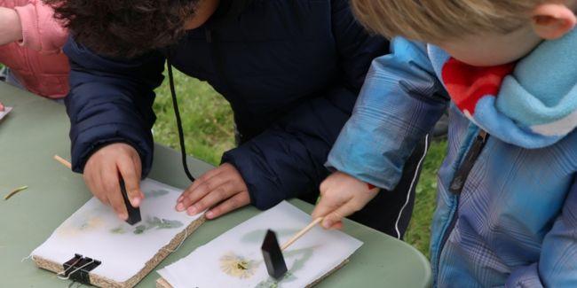 Atelier créatif "Histoire de couleurs et de textiles" en famille à la Ferme de la Forêt de Courtes