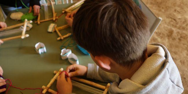 Atelier créatif "Tissage de bracelet"en famille à la Ferme de la Forêt de Courtes