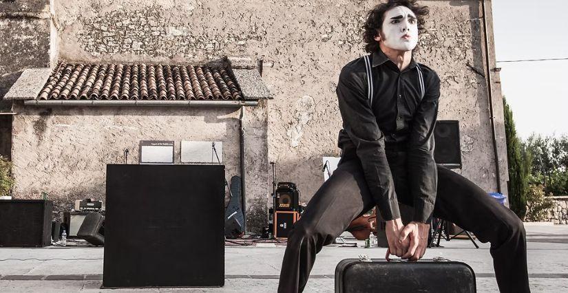 Tôt ou T'Arts : Spectacle gratuit "From a Suitcase" à Ornex en famille