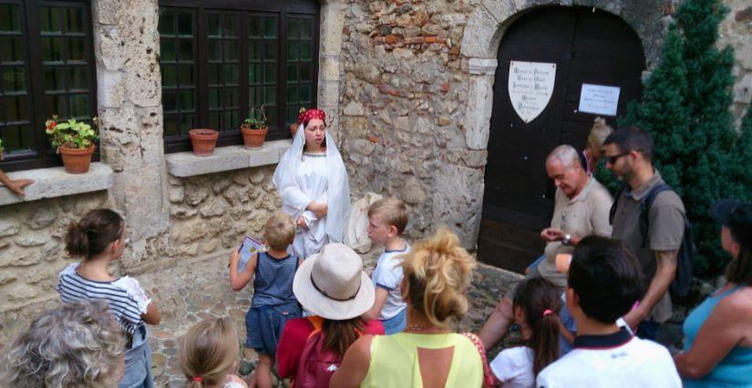 Visite théâtrale en famille à Pérouges : « La Dame de Pérouges »