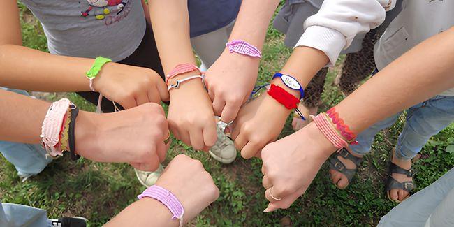 Atelier créatif famille "Tissage de bracelet" dès 6 ans à la Ferme de la Forêt de Courtes