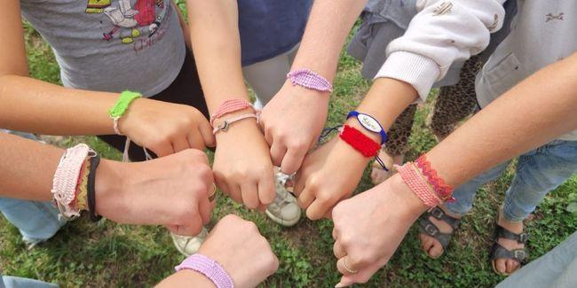 ferme de la foret de courtes atelier tissage naturel en chanvre en famille Atelier créatif famille "Tissage de bracelet" dès 6 ans à la Ferme de la Forêt de Courtes