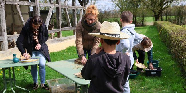 Atelier bâtisseurs et nature en famille à la Ferme de la Forêt - Courtes